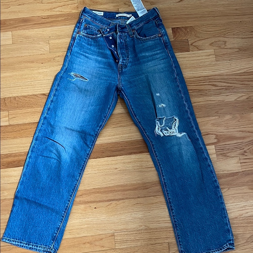 Women’s Distressed Levi’s Ribcage Straight Ankle Denim Jeans
